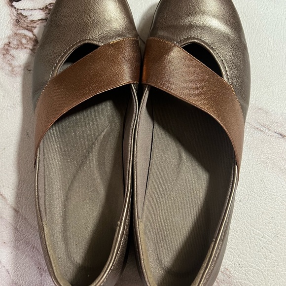 Clarks Collection Vailee Pine Bronze Pewter Mary Jane Ballet Flat Size 9.5 W. - Picture 6 of 9